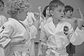 Na zdjęciu grupa młodych adeptów trenujących karate w Szkole Karate Kaizen